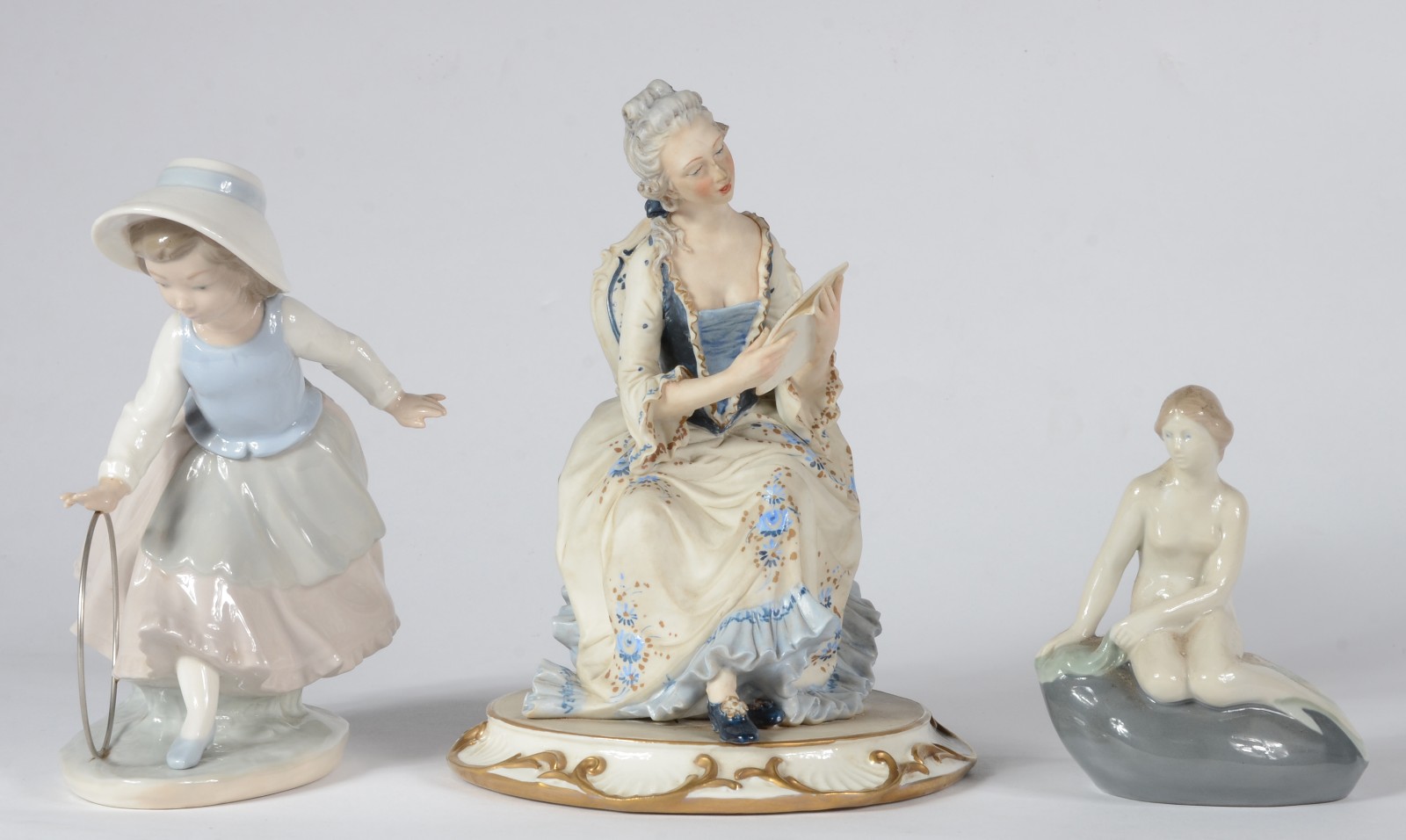 Três estatuetas diversas de porcelana, sendo uma italiana... - foto 1 de 9