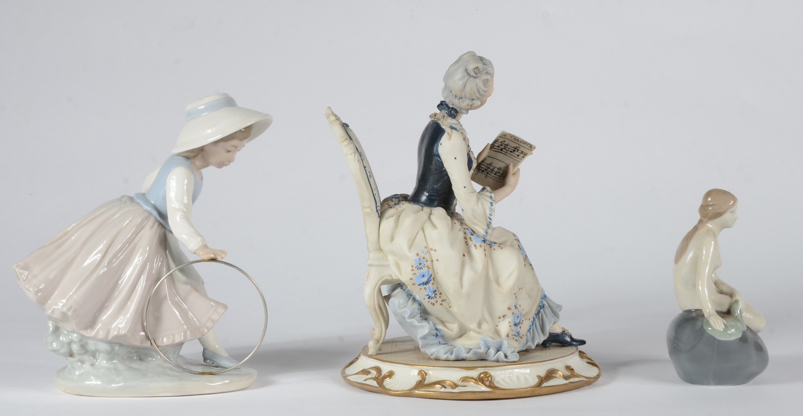 Três estatuetas diversas de porcelana, sendo uma italiana... - foto 2 de 9