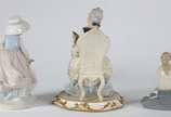 Três estatuetas diversas de porcelana, sendo um... - Três estatuetas diversas de porcelana, sendo uma italiana representando figura feminina "La Traviata", menina com bambolê de porcelana espanhola...