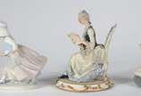 Três estatuetas diversas de porcelana, sendo um... - Três estatuetas diversas de porcelana, sendo uma italiana representando figura feminina "La Traviata", menina com bambolê de porcelana espanhola...