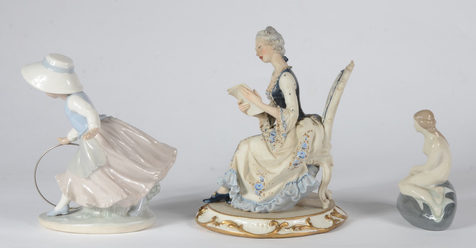 Três estatuetas diversas de porcelana, sendo uma italiana... - foto 4 de 9
