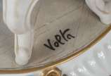 Três estatuetas diversas de porcelana, sendo um... - Três estatuetas diversas de porcelana, sendo uma italiana representando figura feminina "La Traviata", menina com bambolê de porcelana espanhola...