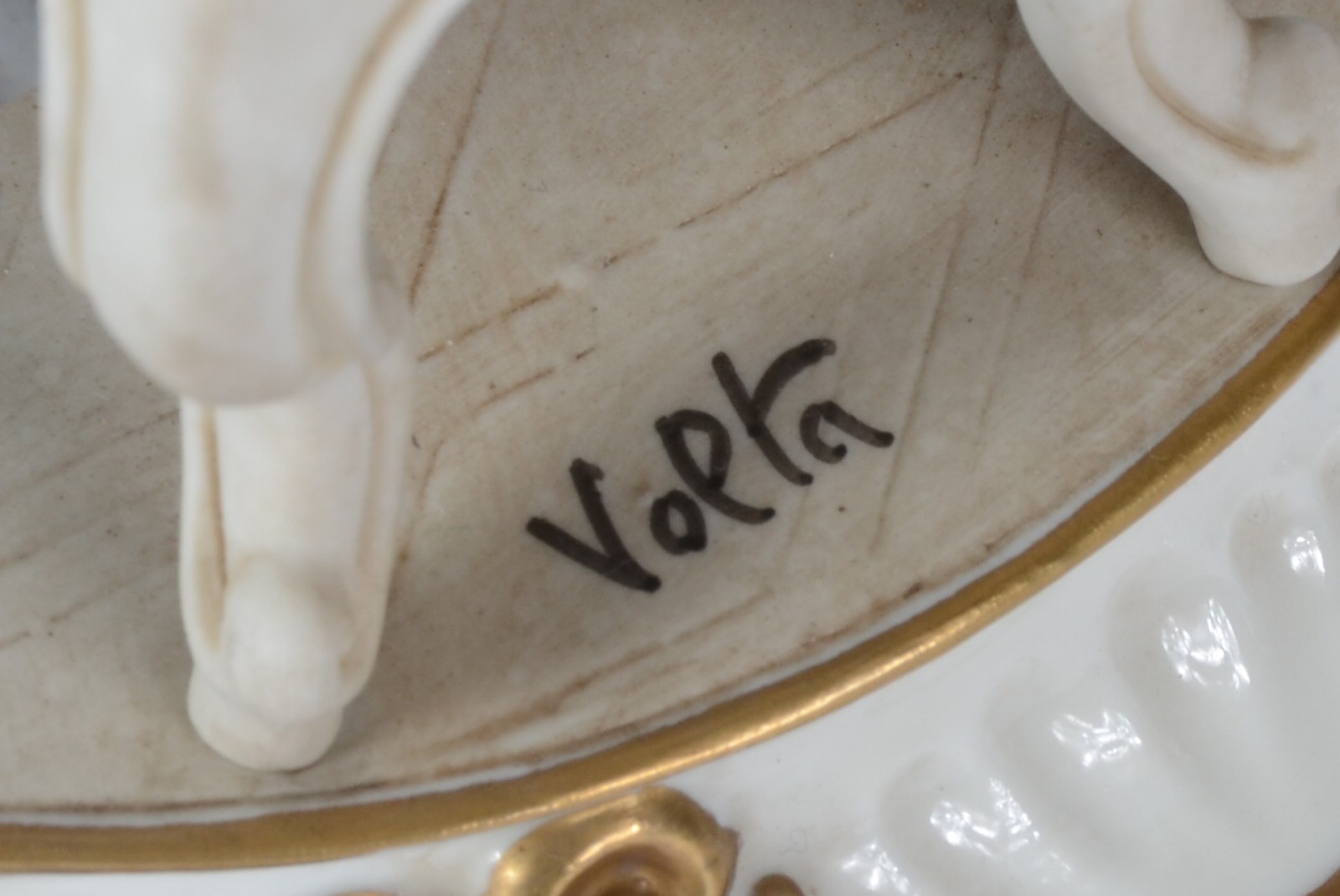 Três estatuetas diversas de porcelana, sendo uma italiana... - foto 5 de 9