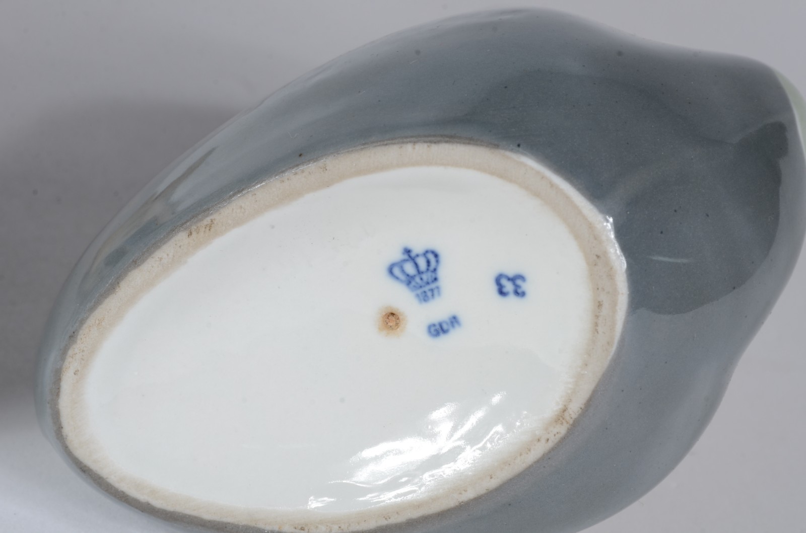 Três estatuetas diversas de porcelana, sendo uma italiana... - foto 9 de 9