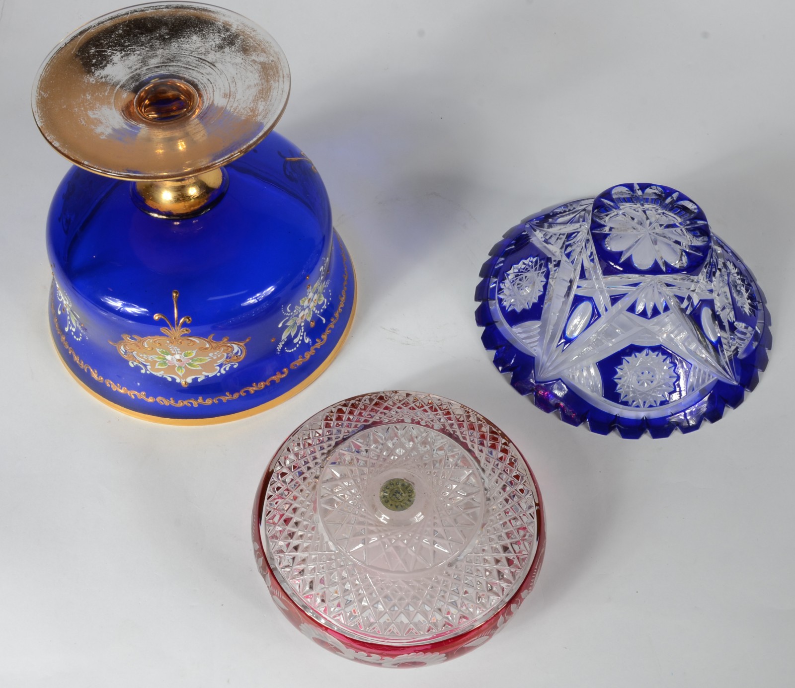 Três peças diversas de cristal, sendo: cinzeiro tcheco doublé rubi... - foto 6 de 8