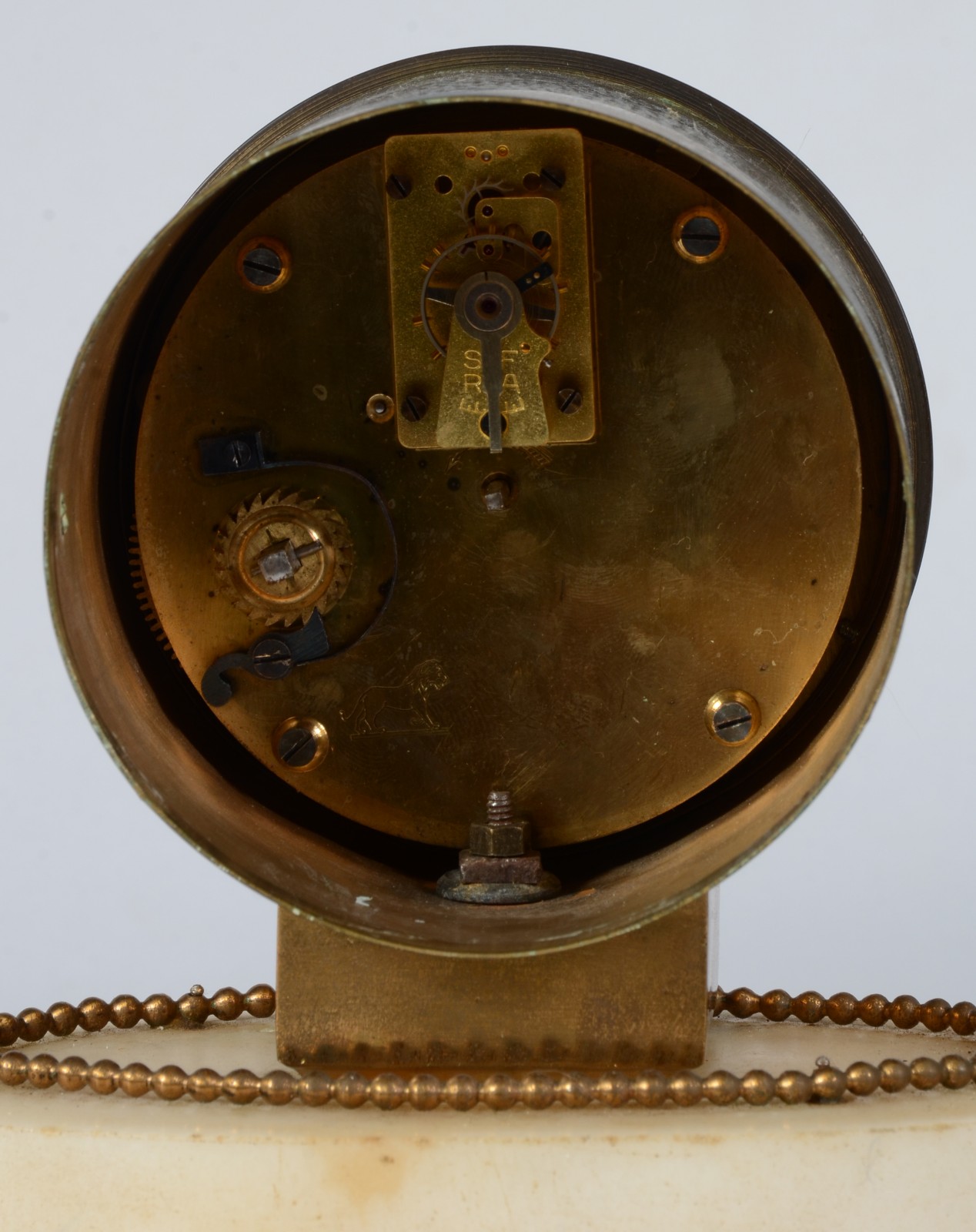 Relógio frances de mesa com caixa de metal dourado, mostrador com... - foto 8 de 8
