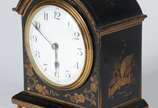 SR FA,  - Relógio frances de mesa com caixa em chinoiserie laqueado de preto ao gosto chines, pés em latão. Mostrador esmaltado com algarismos arábicos. Com cha