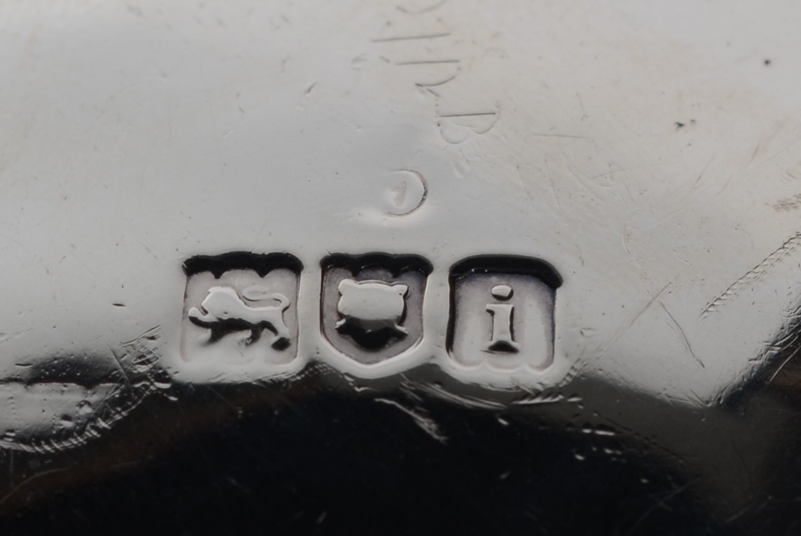 Molheira em prata inglesa repuxada e cinzelada, de formato navicular... - foto 5 de 5