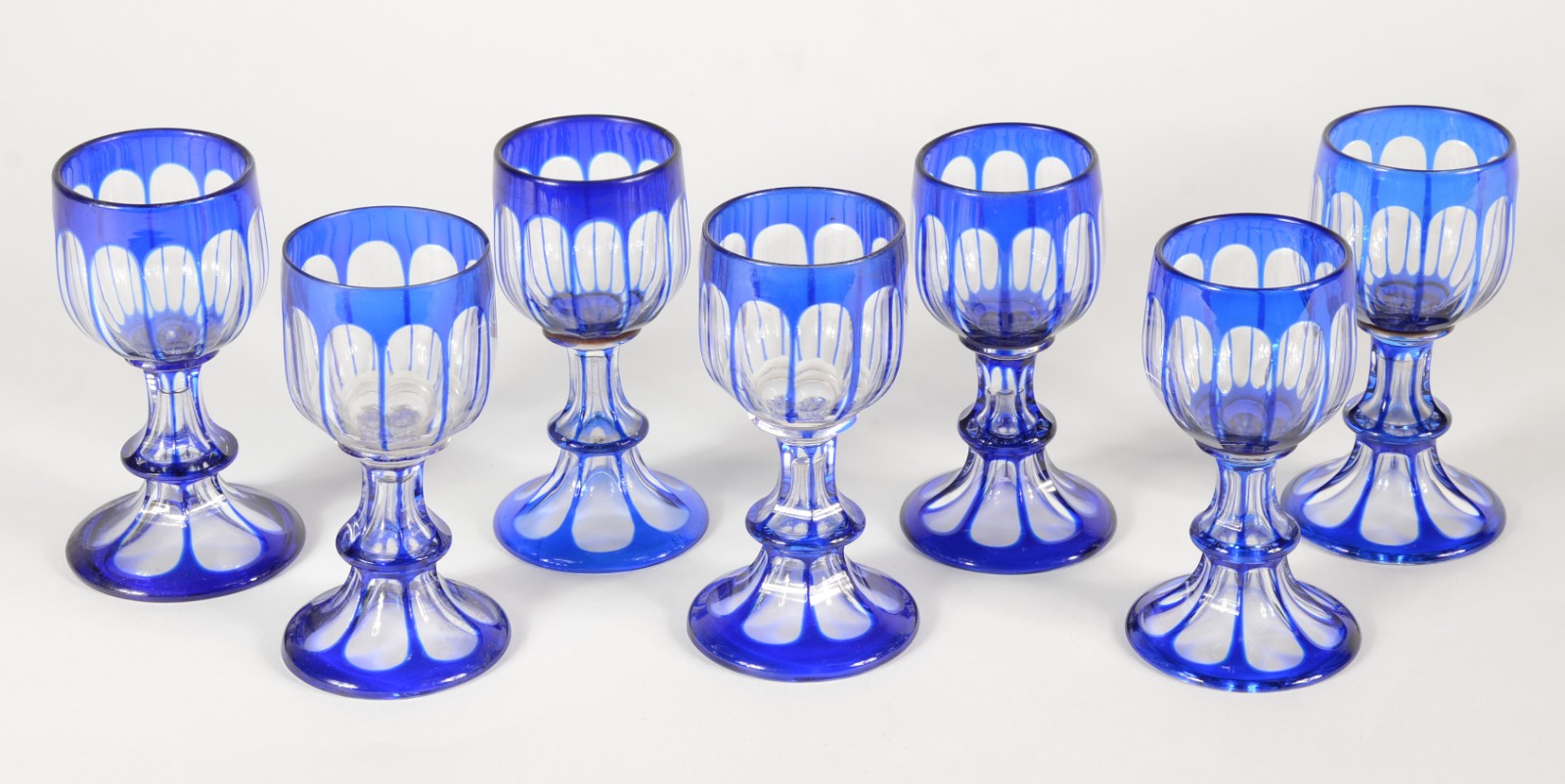 Conjunto com 7 taças para licor de cristal europeu doublé azul... - foto 1 de 4