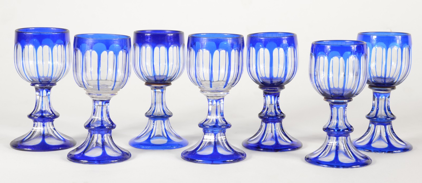 Conjunto com 7 taças para licor de cristal europeu doublé azul... - foto 2 de 4