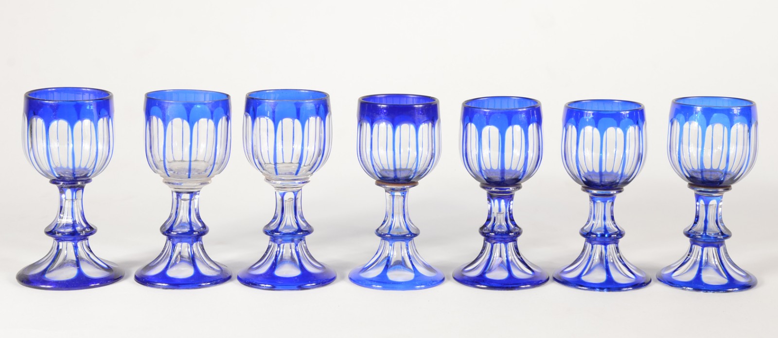 Conjunto com 7 taças para licor de cristal europeu doublé azul... - foto 3 de 4