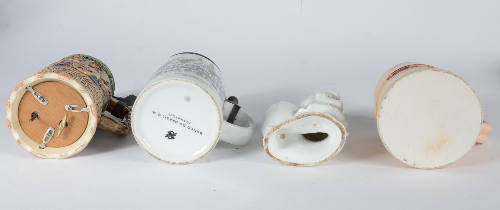 Conjunto com três canecas uma delas com musica. Acompanha paliteiro... - foto 3 de 3