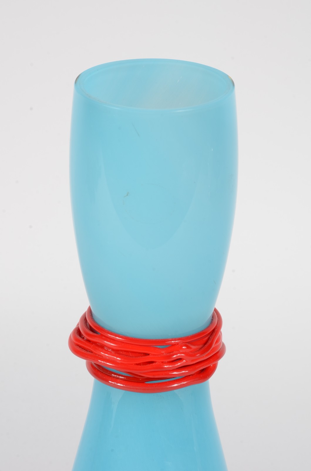 Vaso solitário em vidro azul com detalhes em vermelho produzido na... - foto 2 de 5