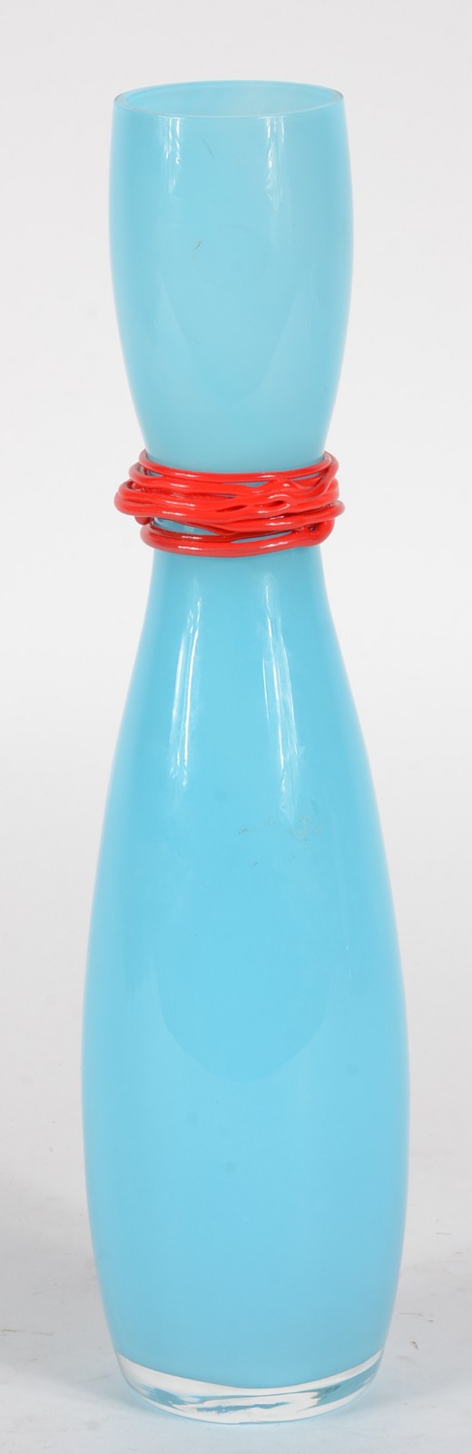 Vaso solitário em vidro azul com detalhes em vermelho produzido na... - foto 1 de 5