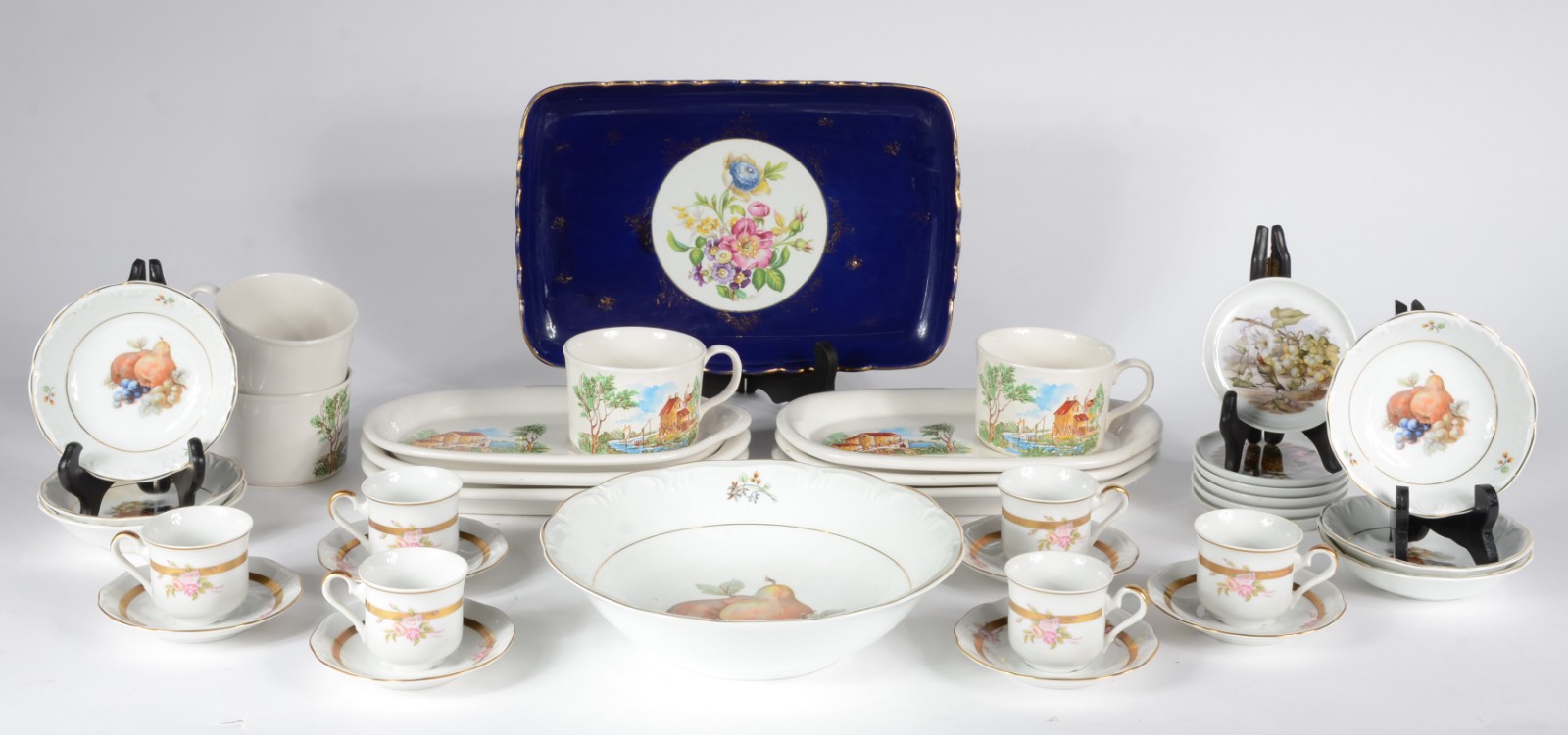 Diversas peças de porcelana, sendo: 6 xícaras de café com pires... - foto 1 de 11