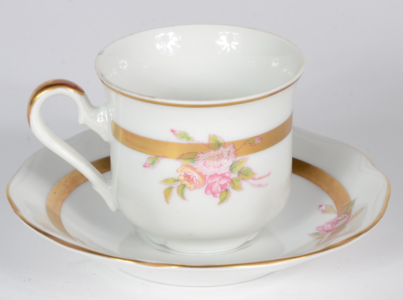 Diversas peças de porcelana, sendo: 6 xícaras de café com pires... - foto 3 de 11