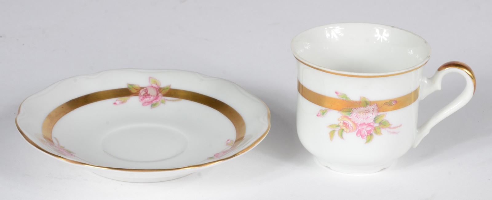 Diversas peças de porcelana, sendo: 6 xícaras de café com pires... - foto 5 de 11