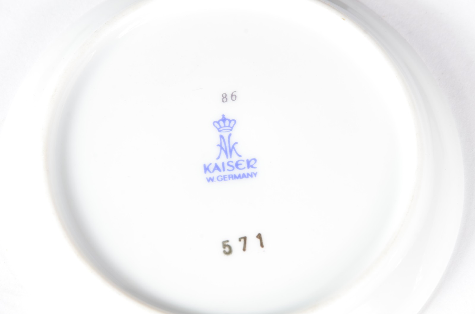 Diversas peças de porcelana, sendo: 6 xícaras de café com pires... - foto 11 de 11