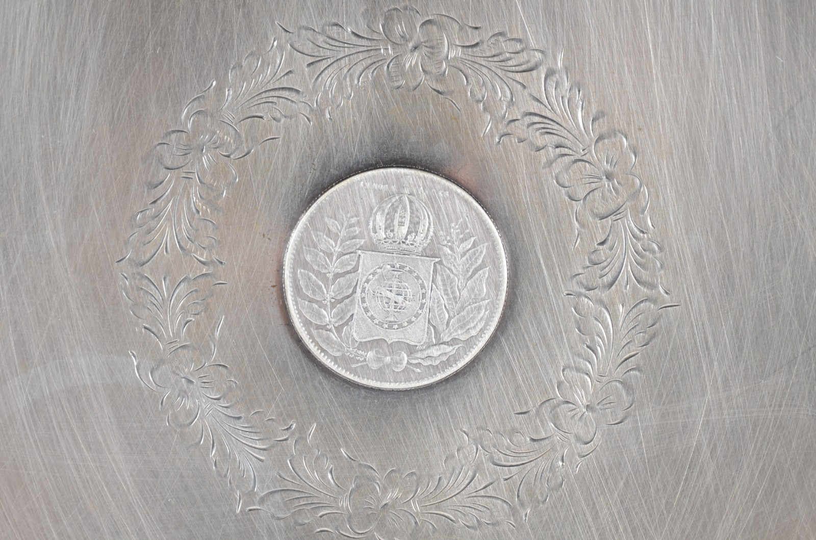 Salva de prata com moedas, contraste 833 mls, fundo cinzelado com... - foto 2 de 6