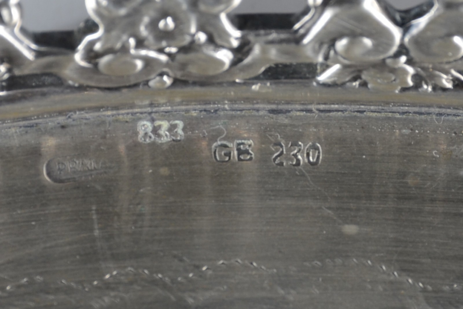 Salva de prata com moedas, contraste 833 mls, fundo cinzelado com... - foto 6 de 6
