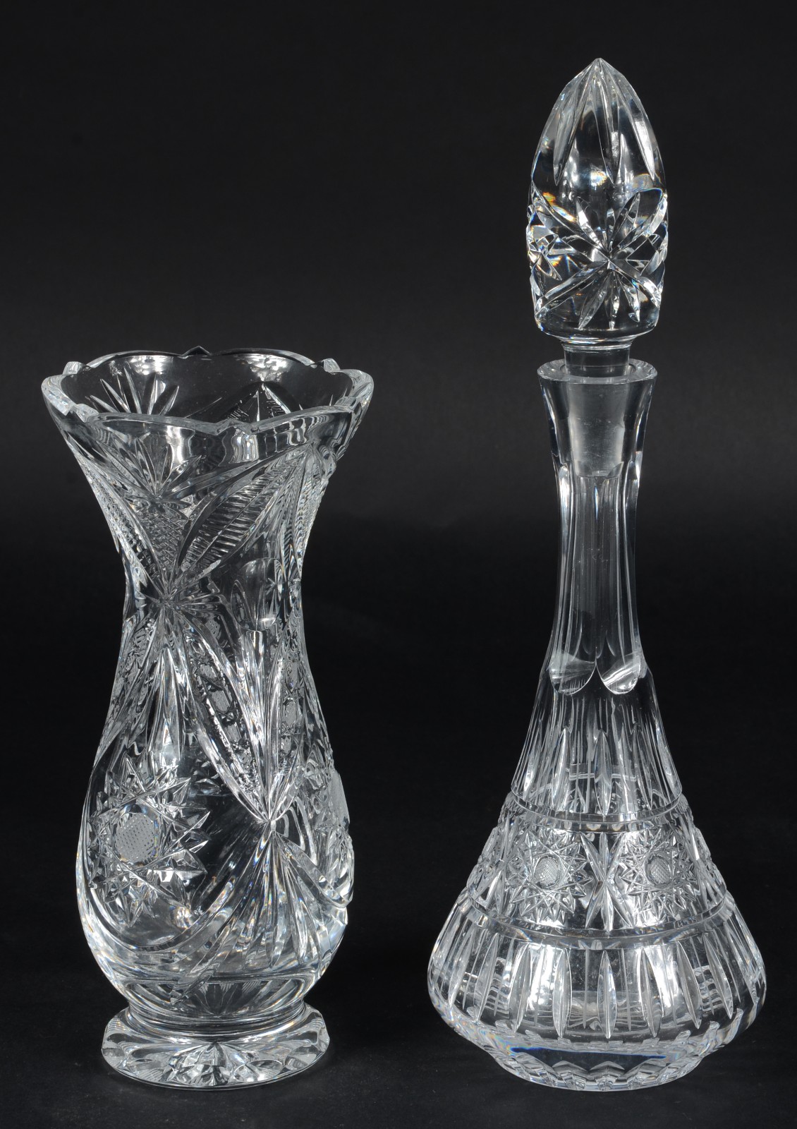 Duas peças, sendo: licoreira e vaso de cristal lapidado. - foto 1 de 5