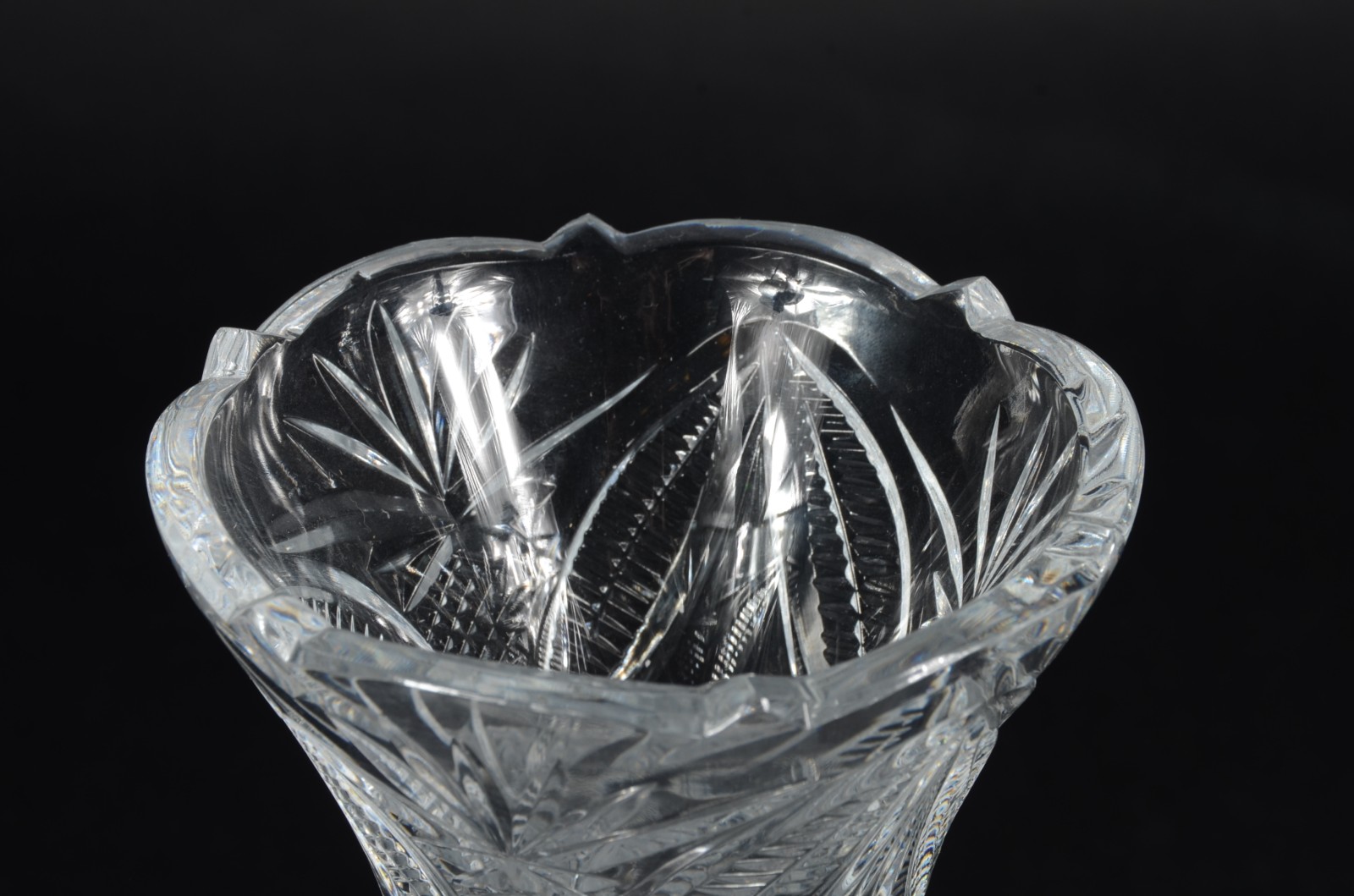 Duas peças, sendo: licoreira e vaso de cristal lapidado. - foto 2 de 5