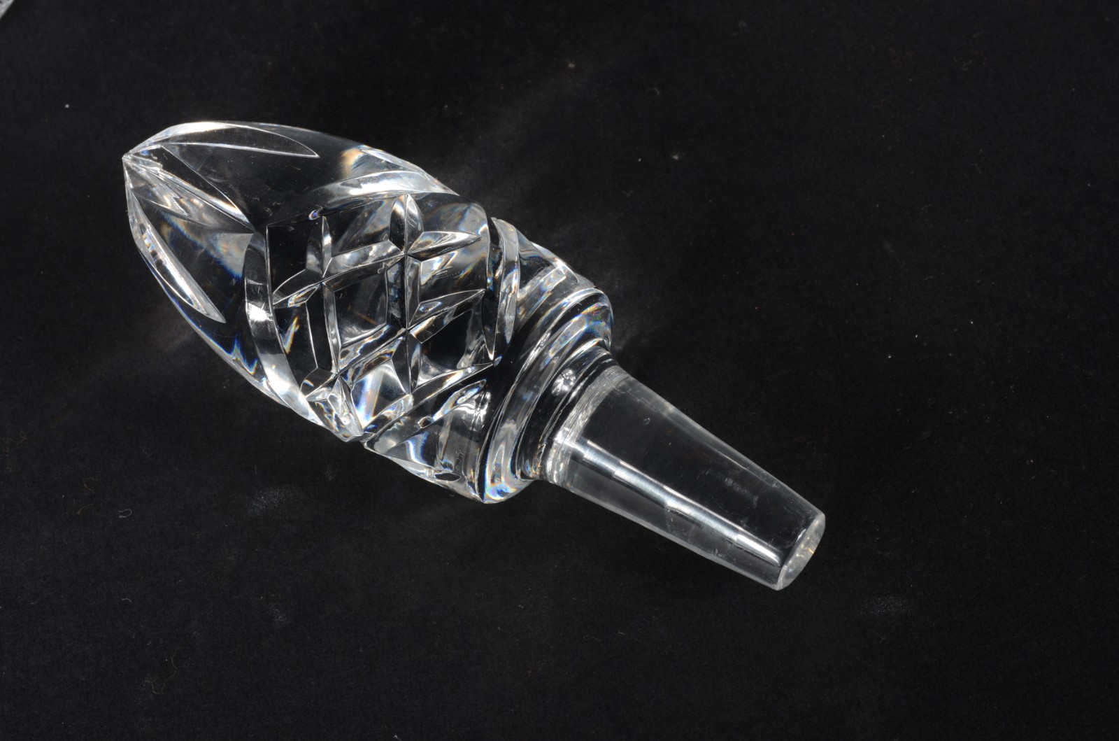 Duas peças, sendo: licoreira e vaso de cristal lapidado. - foto 3 de 5