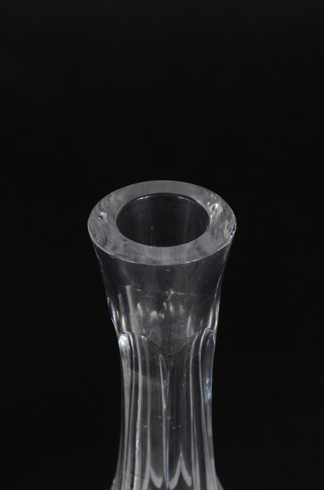 Duas peças, sendo: licoreira e vaso de cristal lapidado. - foto 4 de 5