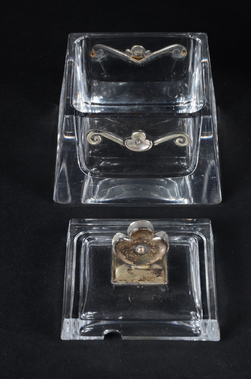 Três peças diversas de cristal, sendo: açucareiro feitio quadrangular... - foto 4 de 7