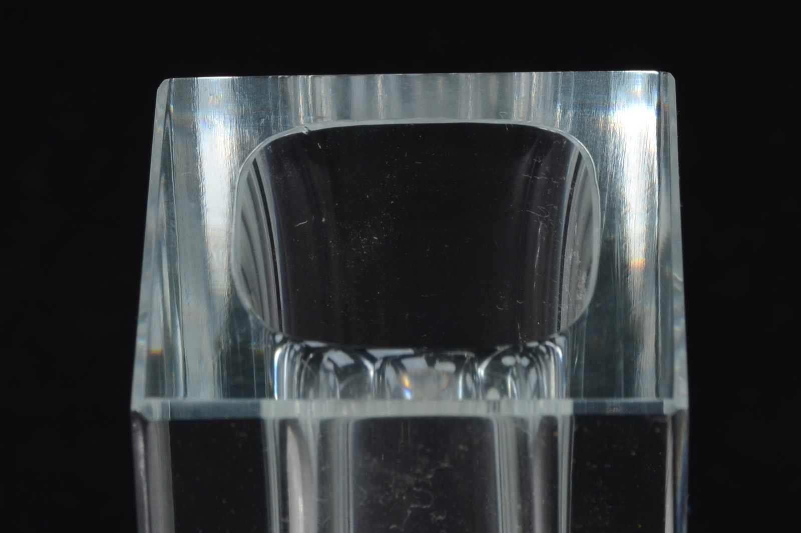 Três peças diversas de cristal, sendo: açucareiro feitio quadrangular... - foto 6 de 7
