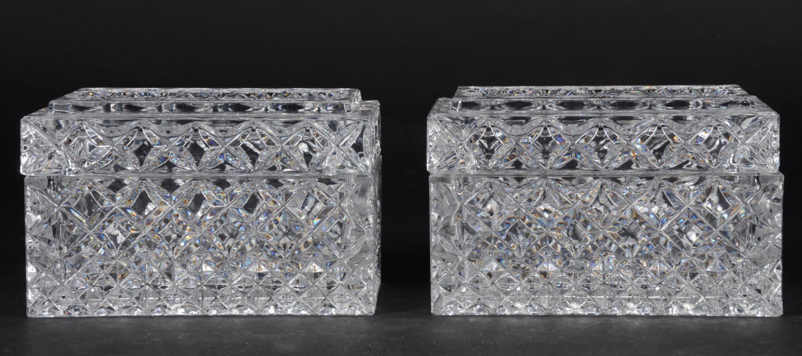 Par de caixas de cristal europeu lapidado, tampas com bordas com... - foto 1 de 7