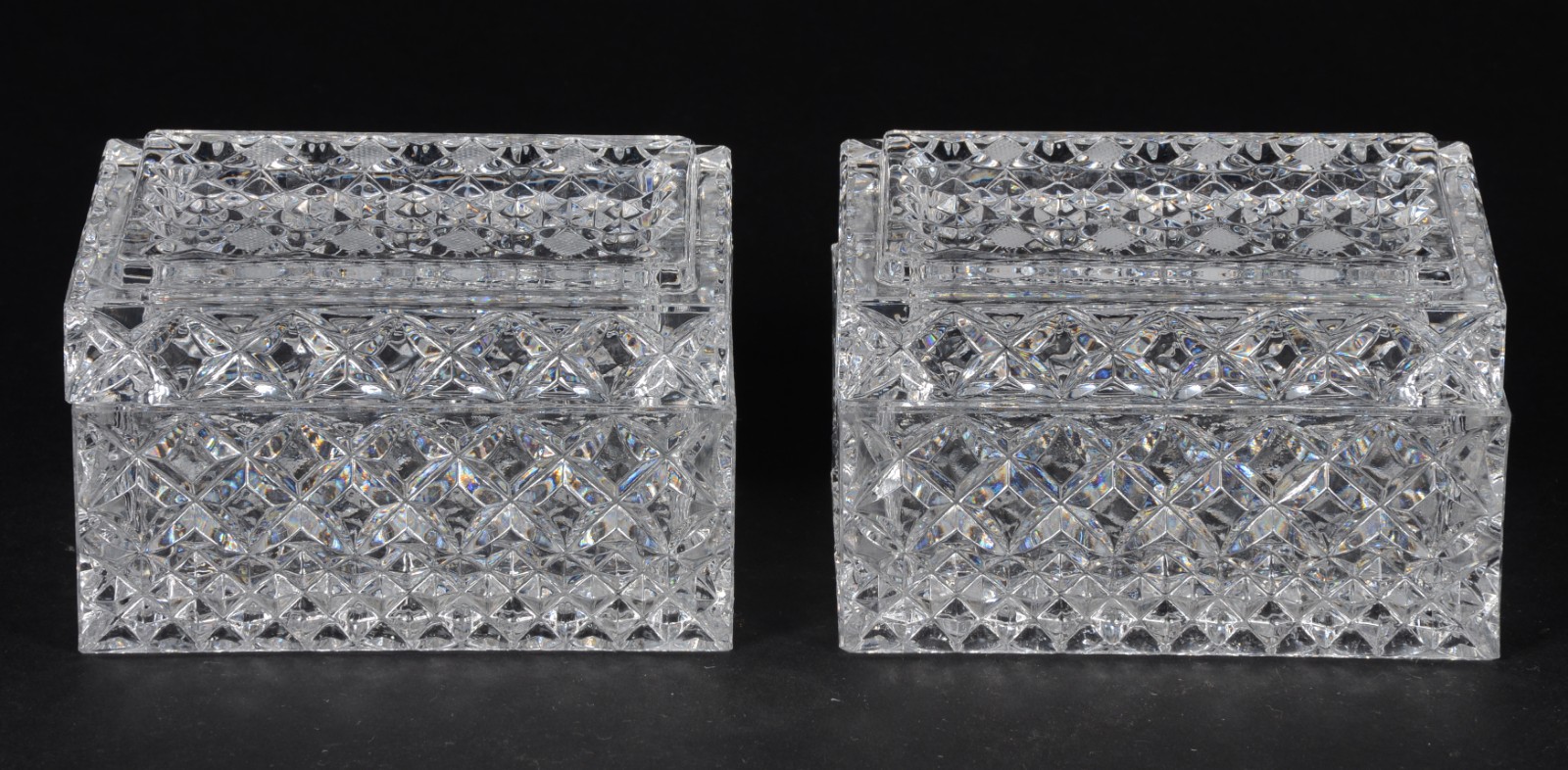Par de caixas de cristal europeu lapidado, tampas com bordas com... - foto 2 de 7