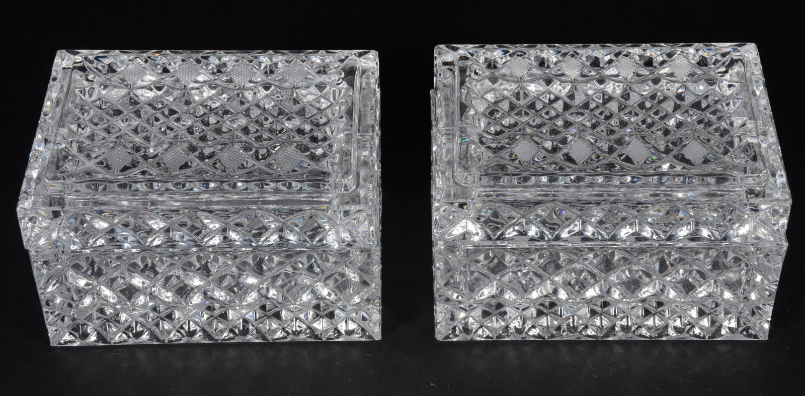 Par de caixas de cristal europeu lapidado, tampas com bordas com... - foto 3 de 7