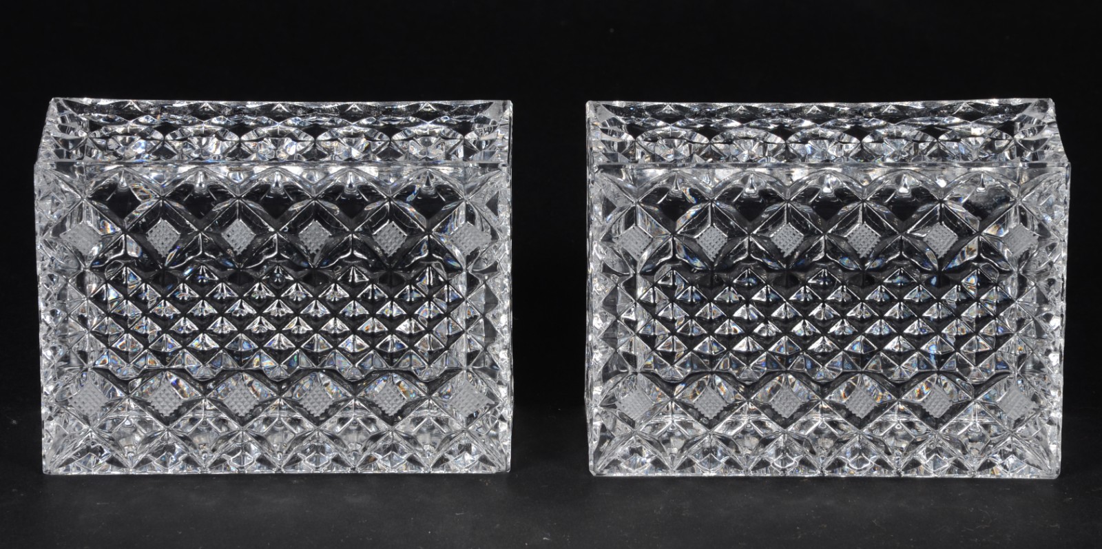 Par de caixas de cristal europeu lapidado, tampas com bordas com... - foto 5 de 7