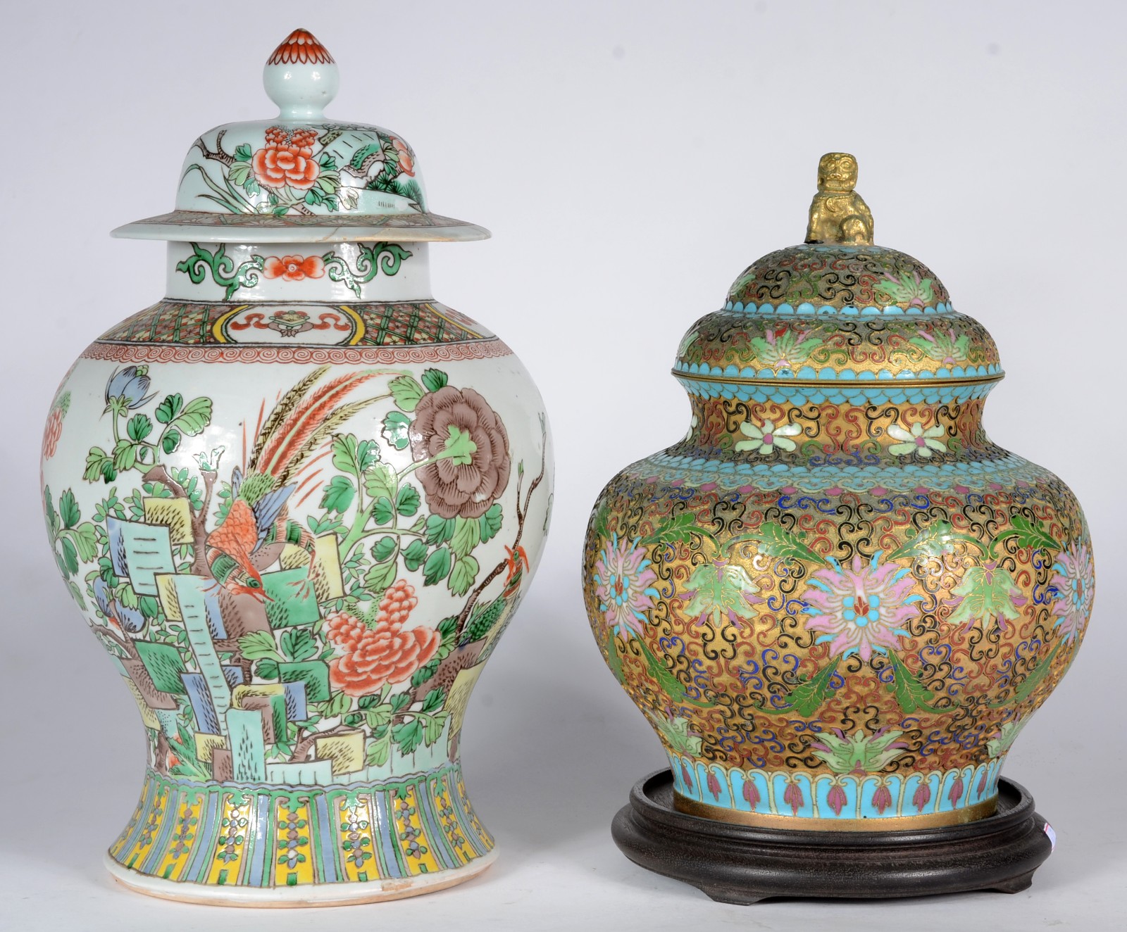 Dois potiches orientais, sendo um de porcelana branca com flores em... - foto 1 de 8