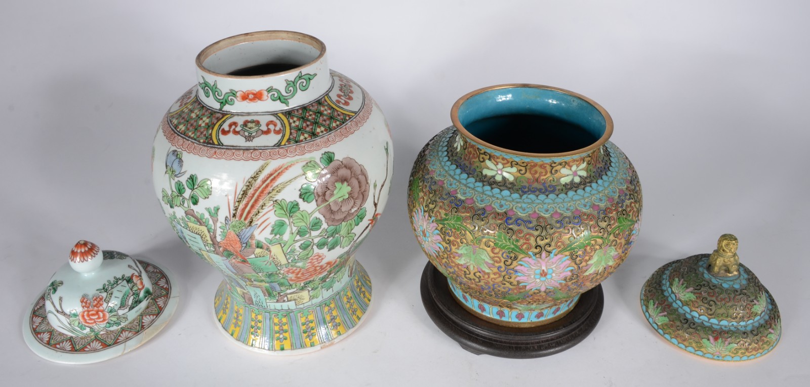 Dois potiches orientais, sendo um de porcelana branca com flores em... - foto 3 de 8