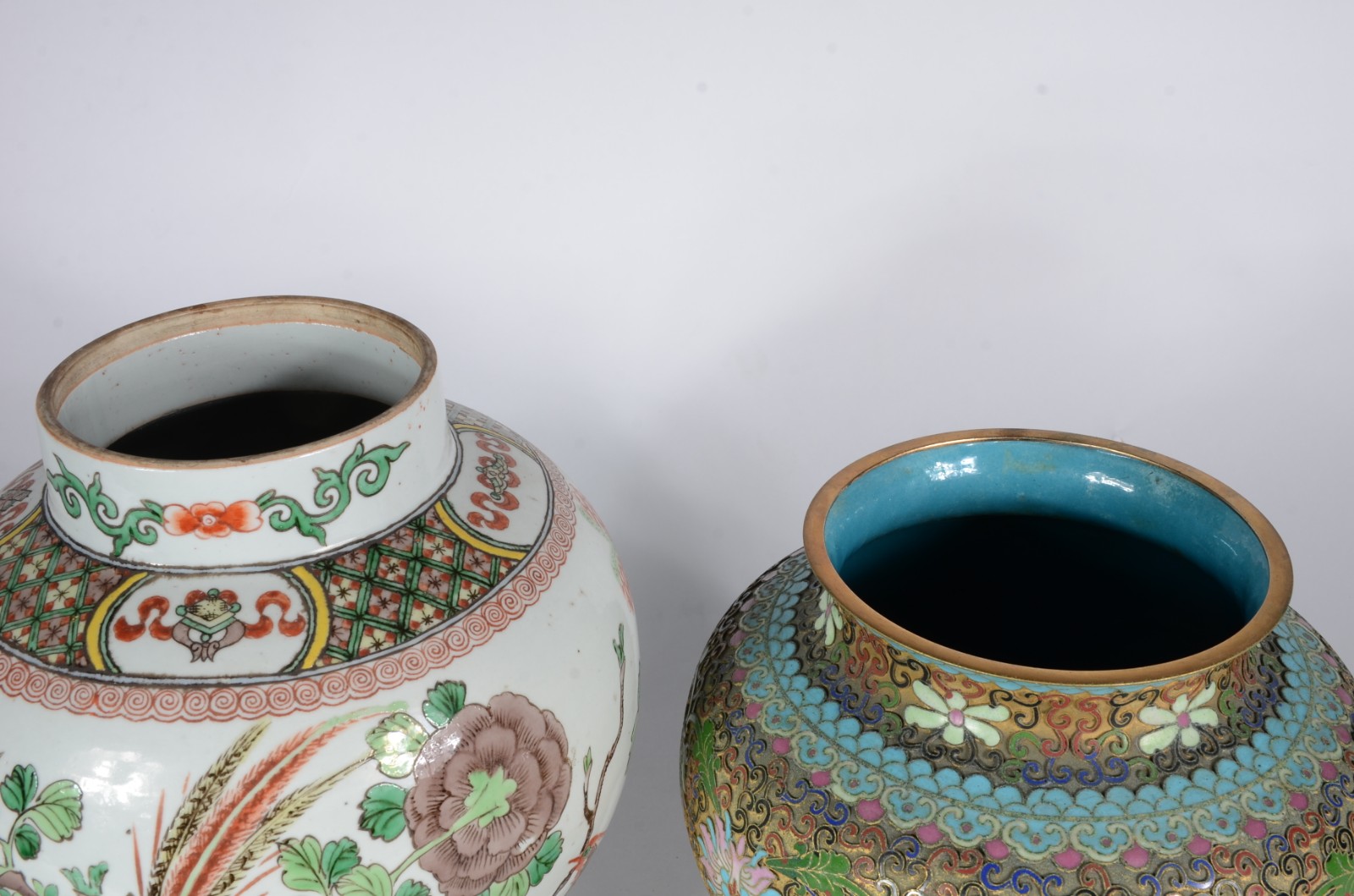 Dois potiches orientais, sendo um de porcelana branca com flores em... - foto 4 de 8