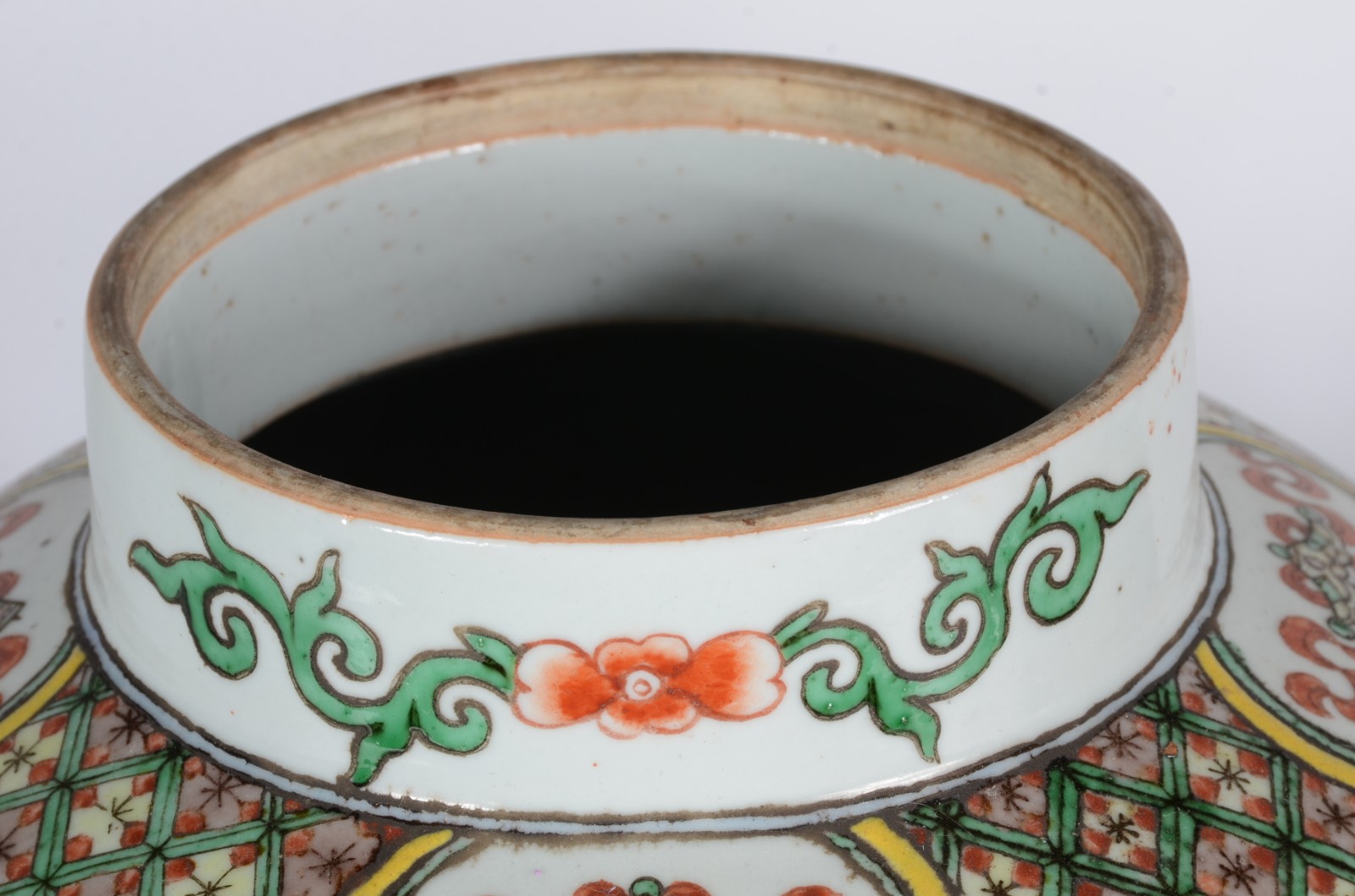 Dois potiches orientais, sendo um de porcelana branca com flores em... - foto 5 de 8