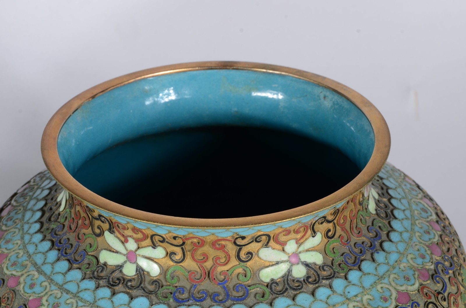 Dois potiches orientais, sendo um de porcelana branca com flores em... - foto 6 de 8