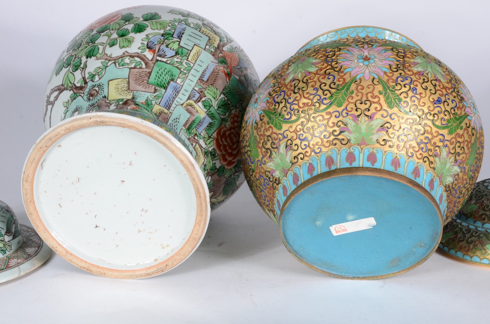 Dois potiches orientais, sendo um de porcelana branca com flores em... - foto 7 de 8