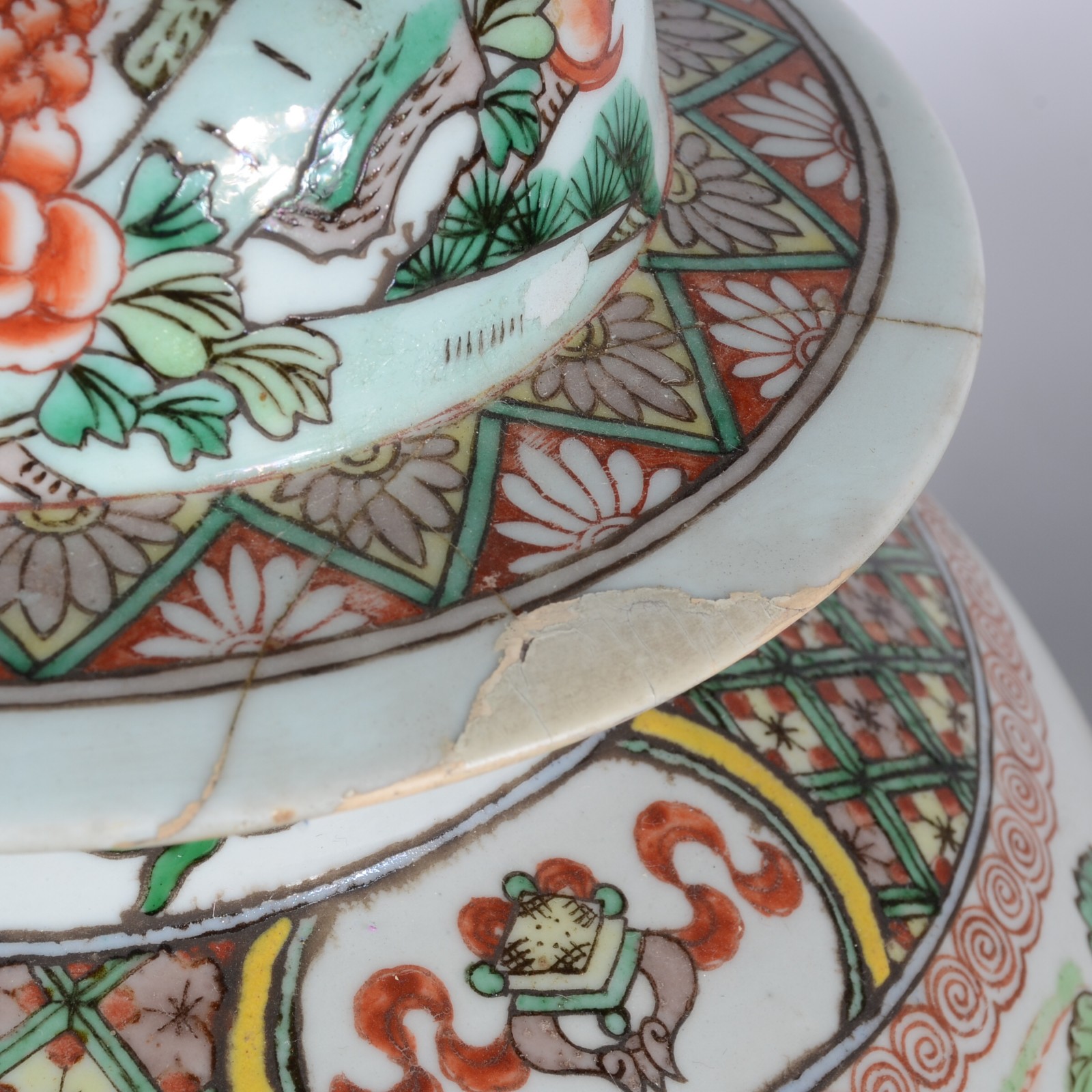 Dois potiches orientais, sendo um de porcelana branca com flores em... - foto 8 de 8