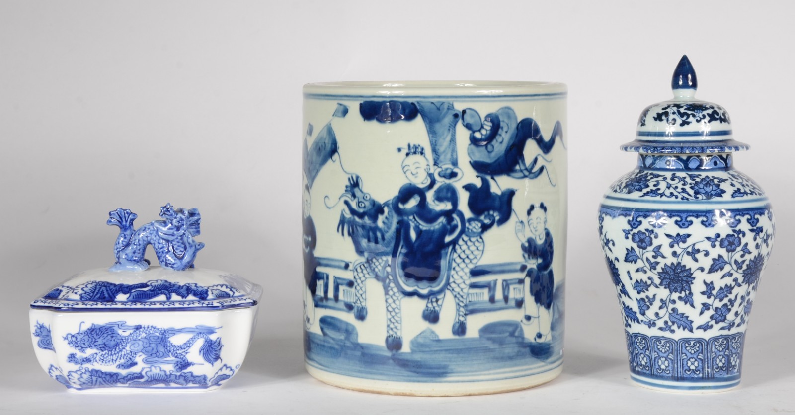 Três peças diversas de porcelana oriental azul e branca, sendo... - foto 1 de 6