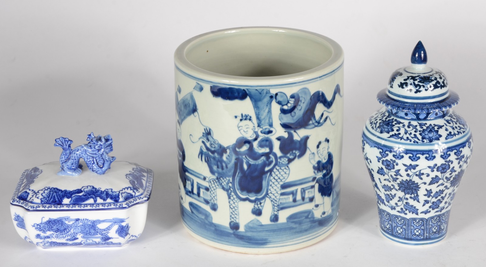 Três peças diversas de porcelana oriental azul e branca, sendo... - foto 2 de 6