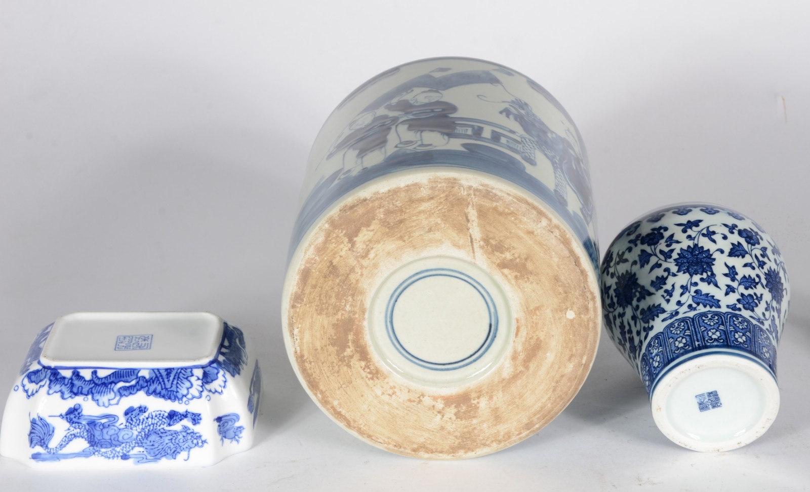 Três peças diversas de porcelana oriental azul e branca, sendo... - foto 4 de 6