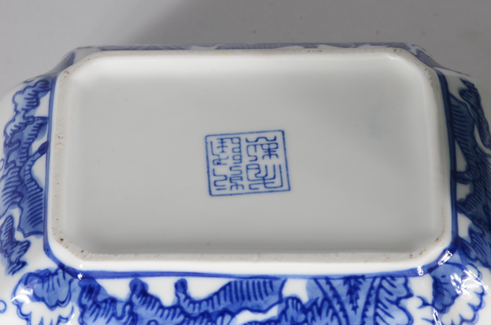 Três peças diversas de porcelana oriental azul e branca, sendo... - foto 5 de 6