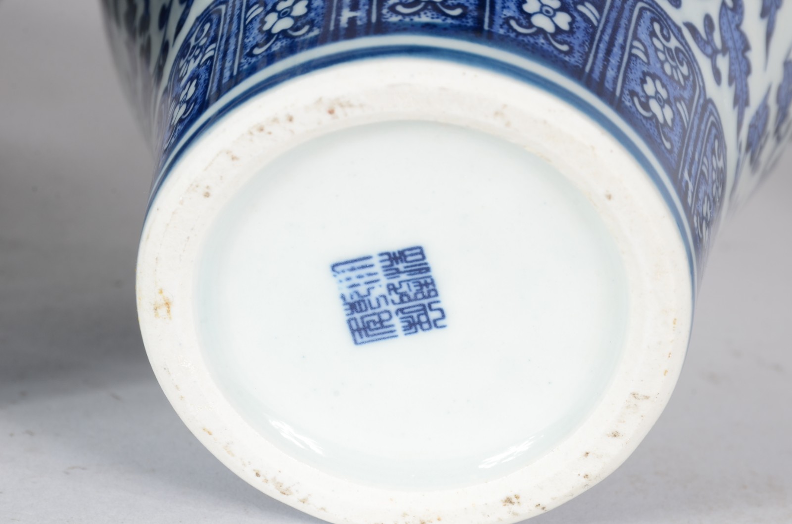 Três peças diversas de porcelana oriental azul e branca, sendo... - foto 6 de 6