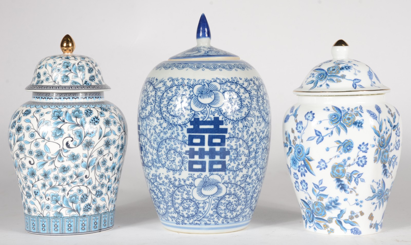 Três potiches diversos de porcelana decorados ao gosto oriental com... - foto 1 de 5