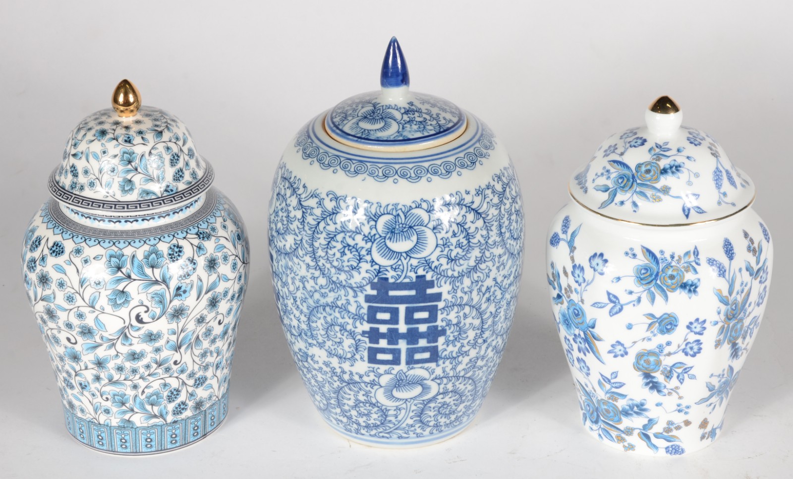 Três potiches diversos de porcelana decorados ao gosto oriental com... - foto 2 de 5
