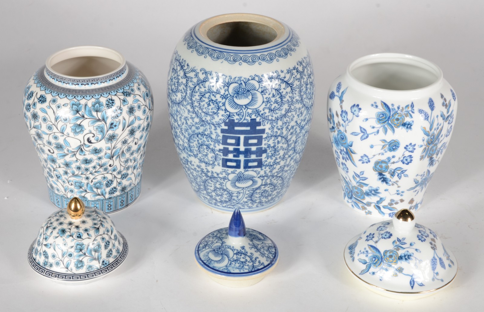 Três potiches diversos de porcelana decorados ao gosto oriental com... - foto 3 de 5