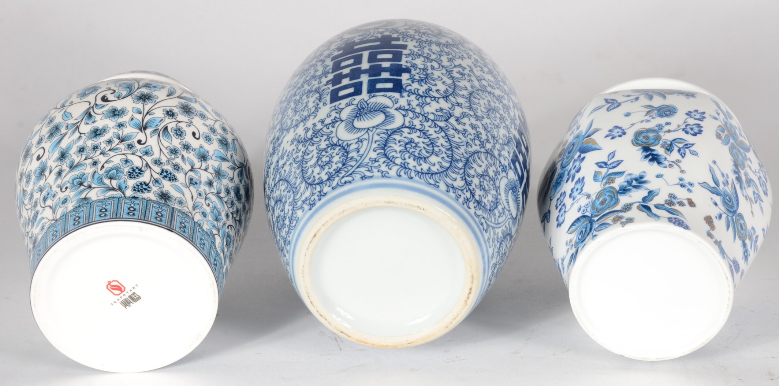 Três potiches diversos de porcelana decorados ao gosto oriental com... - foto 5 de 5